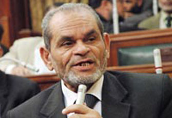 رجب أبو زيد يكرم عمال دائرته