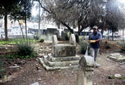 الصهاينة يحوِّلون مقبرة إسلامية إلى فندق سياحي!