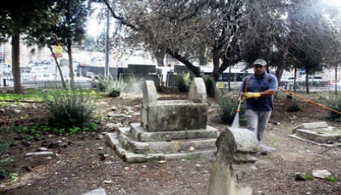 الصهاينة يحوِّلون مقبرة إسلامية إلى فندق سياحي!