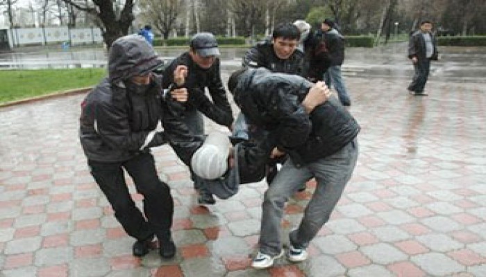 قرغيزستان.. المعارضة تسيطر والرئيس يرحل