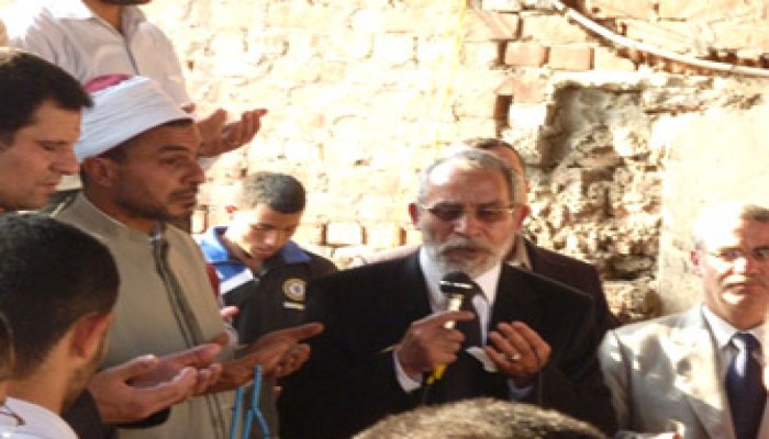 المرشد العام يتقدم المشيعين في جنازة والدة د. بشر