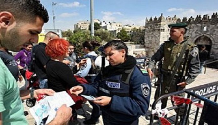 الاحتلال يقصف غزة ويغلق بوابات الأقصى