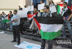 مظاهرة أمام الصحفيين تطالب بطرد السفير الصهيوني