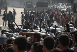 الأمن يعتدي بالهراوات على طلاب جامعة القاهرة