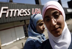 شركة أمريكية تهدد مسلمة على خلفية ارتدائها الحجاب
