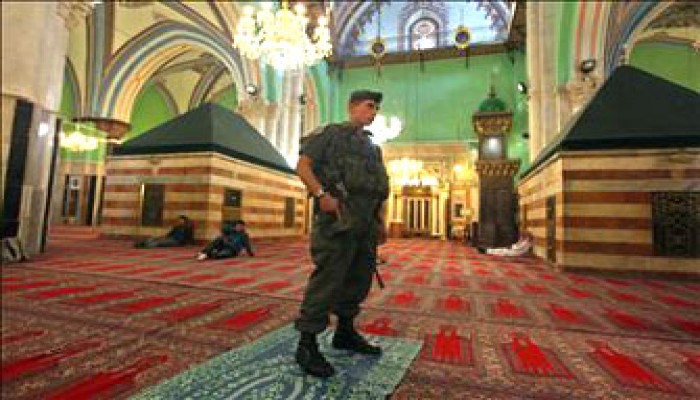 مساعٍ صهيونية لضم "الأقصى" و"كنيسة القيامة" لآثارها!