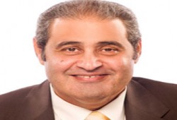 نبيل فاروق يصف اعتقالات الإخوان بـ"السخيفة"