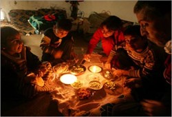 "فتح" تستغل أزمة الكهرباء لعزل "حماس"