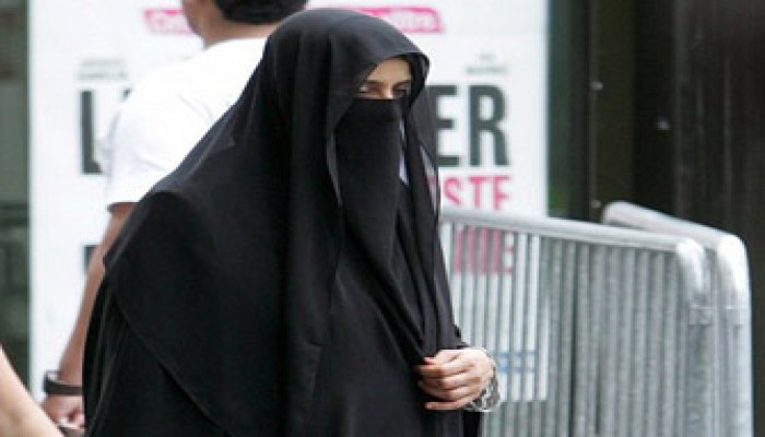 رفض النقاب.. شرط دخول المسلمين فرنسا!!