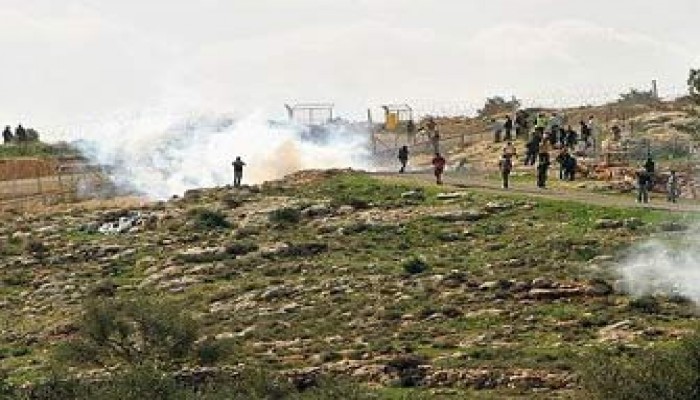 إصابة العشرات في مسيرة بلعين ضد الجدار الصهيوني
