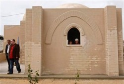 افتتاح أول منزل من الطين في قطاع غزة