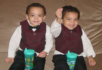 نفد صبري مع توأمي.. ماذا أفعل؟