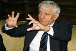 طلاب أتراك يرشقون السفير الصهيوني بالبيض