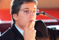 المعارضة الفرنسية تعلن انتصارها بعد تراجع ساركوزي ونجله