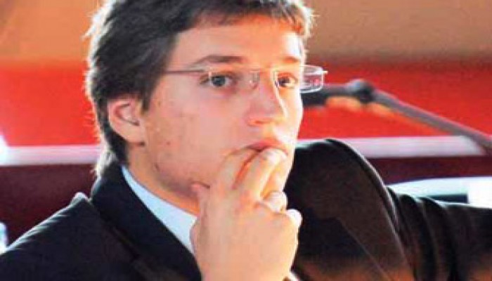 المعارضة الفرنسية تعلن انتصارها بعد تراجع ساركوزي ونجله