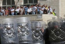 اشتباكات عنيفة بين الاحتلال والفلسطينيين في القدس