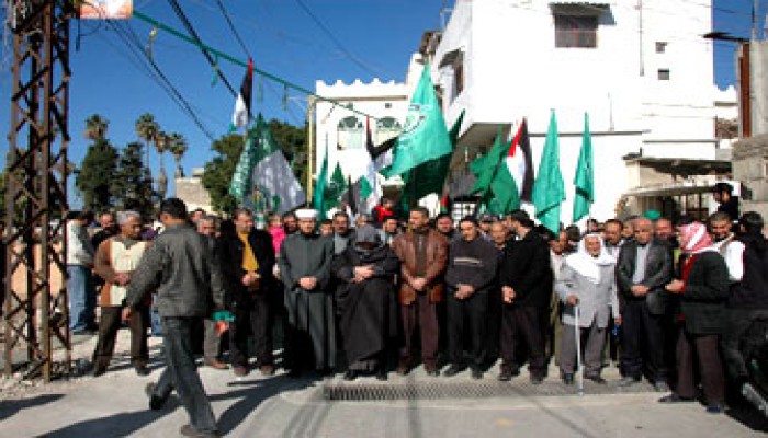 اعتصام لحماس أمام الصليب الأحمر ببيروت وتعهدات بملاحقة مجرمي الحرب