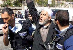 الاحتلال يعتقل الشيخ رائد صلاح ويقرر إبعاده عن القدس