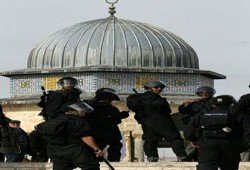 الاحتلال يحاصر المسجد الأقصى ويعتقل مقدسيين