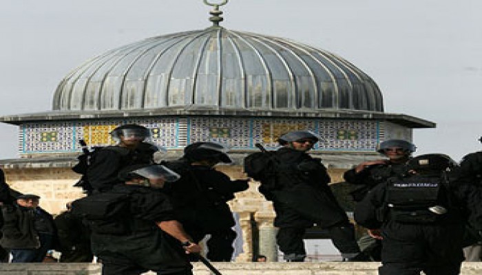 الاحتلال يحاصر المسجد الأقصى ويعتقل مقدسيين