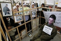 الإفراج عن 20 أسيرة فلسطينية مقابل معلومات عن شاليط