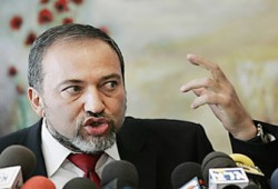 ليبرمان يؤكد طلب السلطة المضي في عدوان غزة "حتى النهاية"!!