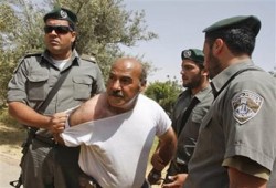 محكمة صهيونية تقرر إبعاد أحد قادة حماس لجنوب الضفة