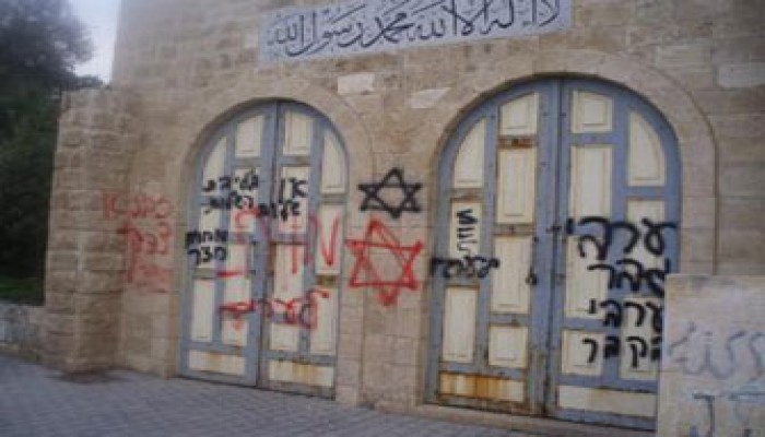 مجهولون يكتبون: "الموت للمسلمين" داخل مسجد أمريكي