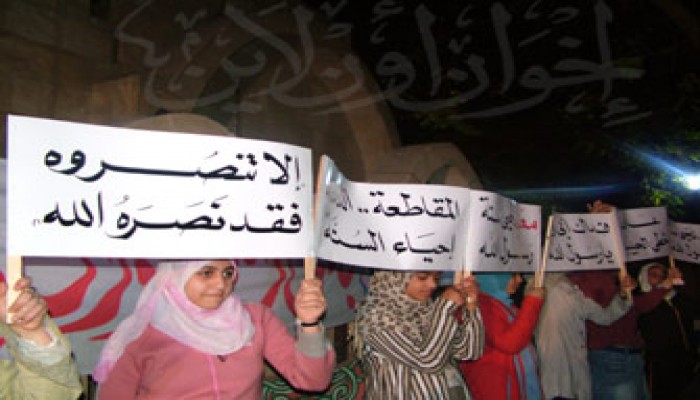 لافتة مسيئة إلى الإسلام تتحول إلى شعار على قمصان رياضية!