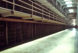 أمريكي مسلم يتهم مكتب السجون الفيدرالي بمحاولة قتله