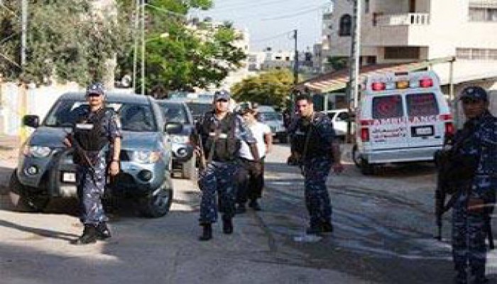 السلطة والاحتلال يعتقلان 8 مواطنين في الضفة