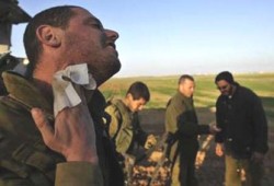 مقاومون يلقون زجاجات حارقة على موكب لوزراء صهاينة