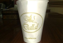 مقهى صهيوني يستخدم البسملة لزخرفة كؤوس الخمر