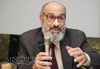 الإخوان المسلمون يدعون بالشفاء للدكتور الغزالي