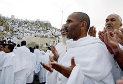 أحَرَم في الطائرة ويشُكُ أنه تجاوز الميقات