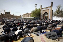 الصحافة العالمية: المسلمون الأويجور يصلون تحت رقابة الشرطة
