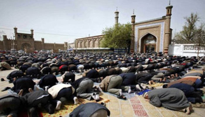 الصحافة العالمية: المسلمون الأويجور يصلون تحت رقابة الشرطة