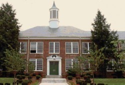 منظمات متشددة تخوض حربًا ضد مدرسة إسلامية أمريكية