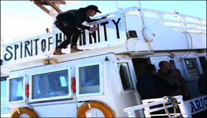 الصهاينة يحاصرون سفينة التضامن في البحر