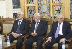 المرشد العام يقدم واجب العزاء في وفاة والدة غزلان