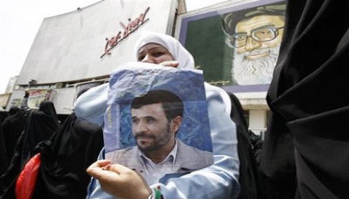 نجاد يتهم "أعداء إيران" بتدبير الاضطرابات وانتقادات لخامنئي