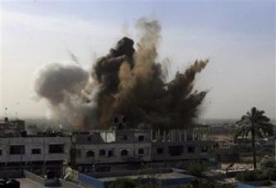 إصابة 4 فلسطينيين في غارة على الشريط الحدودي في رفح