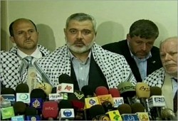 هنية يستقبل وفد قافلة "الأمل" ويؤكد أن الحصار سينكسر