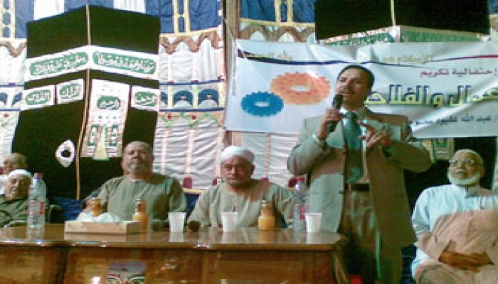 عليوة يكرم رموز وشيوخ العمال بالخانكة