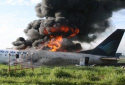 مقتل 78 في تحطم طائرة إندونيسية