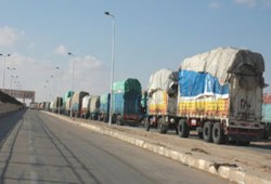 معلبات الأضاحي تنتظر الدخول إلى غزة