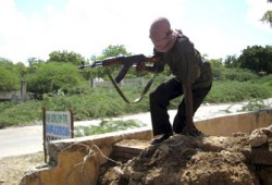 65 قتيلاً في معارك مقديشو والتوتر يتصاعد