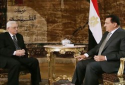 موقع صهيوني: مبارك نصح أبو مازن بزيارة غزة لإنهاء خلافاته