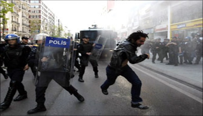 مظاهرات العمال تجتاح العالم.. وإنفلونزا الخنازير تسجن المكسيك