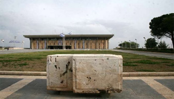 الصهاينة يسرقون أحجار الأقصى إلى الكنيست!!